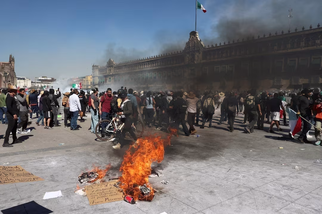 Manifestantes tentam derrubar uma barricada durante um protesto contra a insegurança e a corrupção no país, em frente ao Palácio Nacional, na Cidade do México, México, 15 de novembro de 2025. • REUTERS/Toya Sarno Jordan