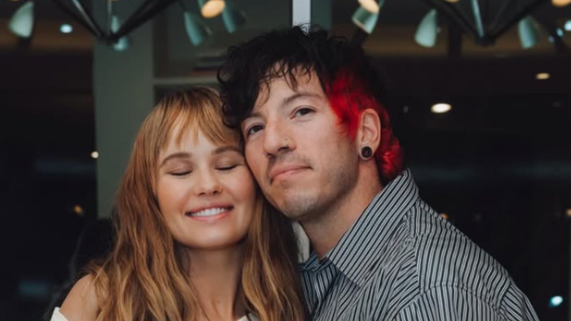 Debby Ryan, ex-estrela da Disney mostra chá de bebê ao lado de amigos famosos