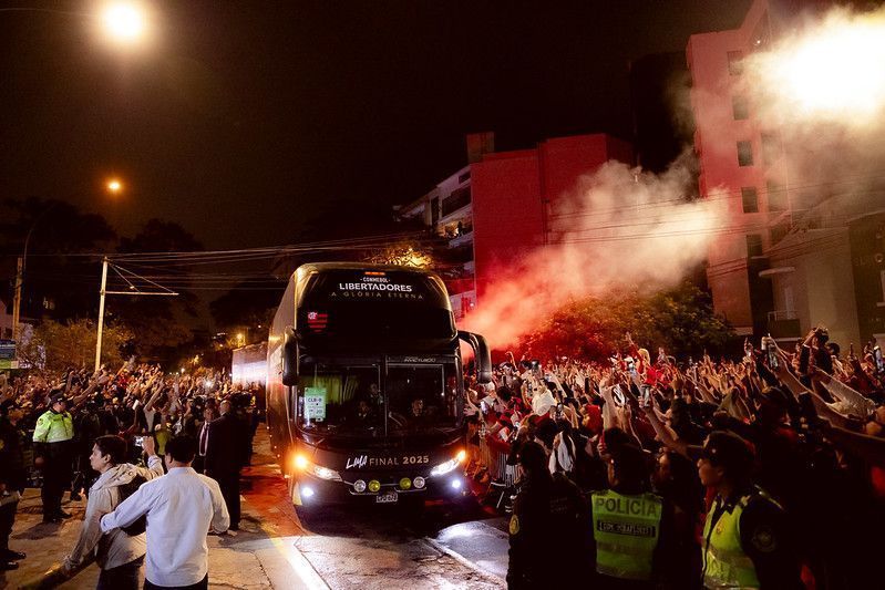 Torcida do Flamengo domina Lima e clima esquenta para final da Libertadores