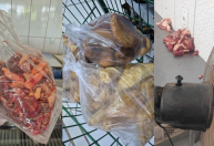 Carne vencida há três anos é apreendida em freezer de supermercado do RS