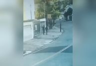 Polícia tenta identificar dupla vista saindo da casa de cabeleireiro morto