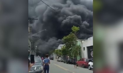 Incêndio atinge fábrica de tecidos na região do Brás; veja