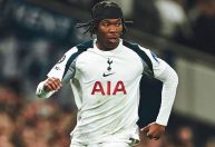 Jogador do Tottenham foi ameaçado com arma de fogo por agente; saiba mais