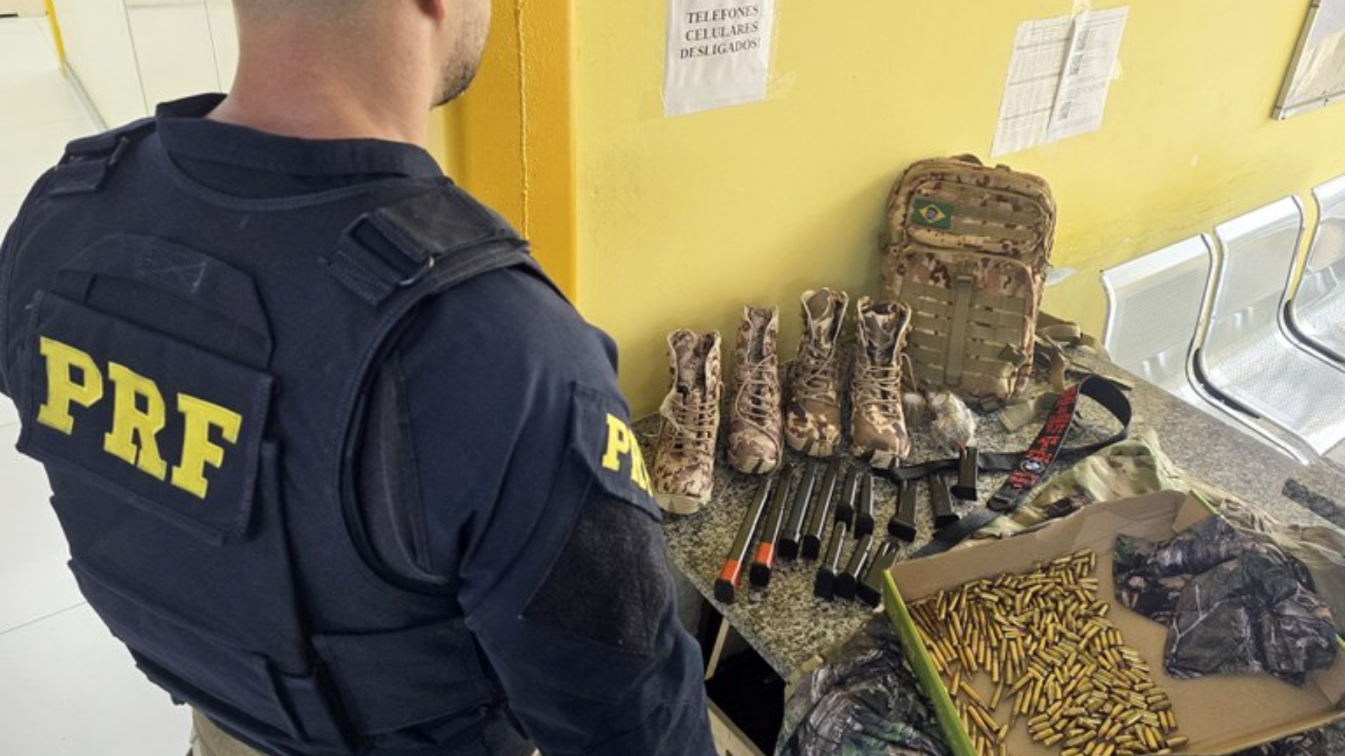 Parte do material encontrado tinha inscrições que faziam refêrencia à facção carioca. 