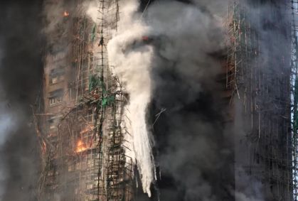 Vídeo: Imagens mostram rápida propagação do fogo em condomínio em Hong Kong