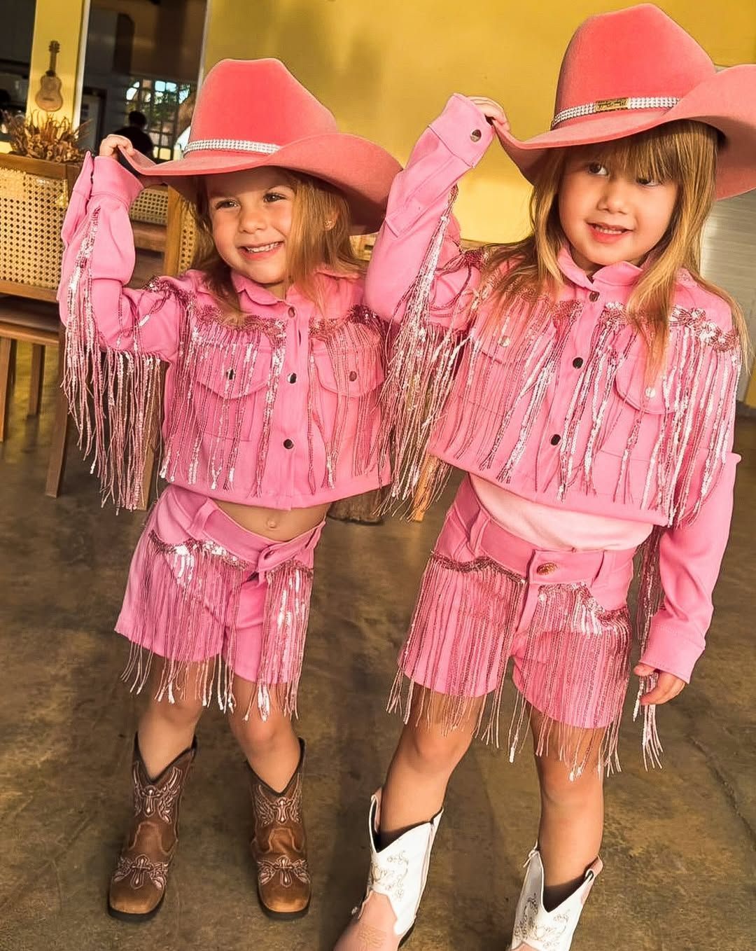 Maria Flor e Maria Alice se vestiram de Ana Castela • Reprodução/Instagram