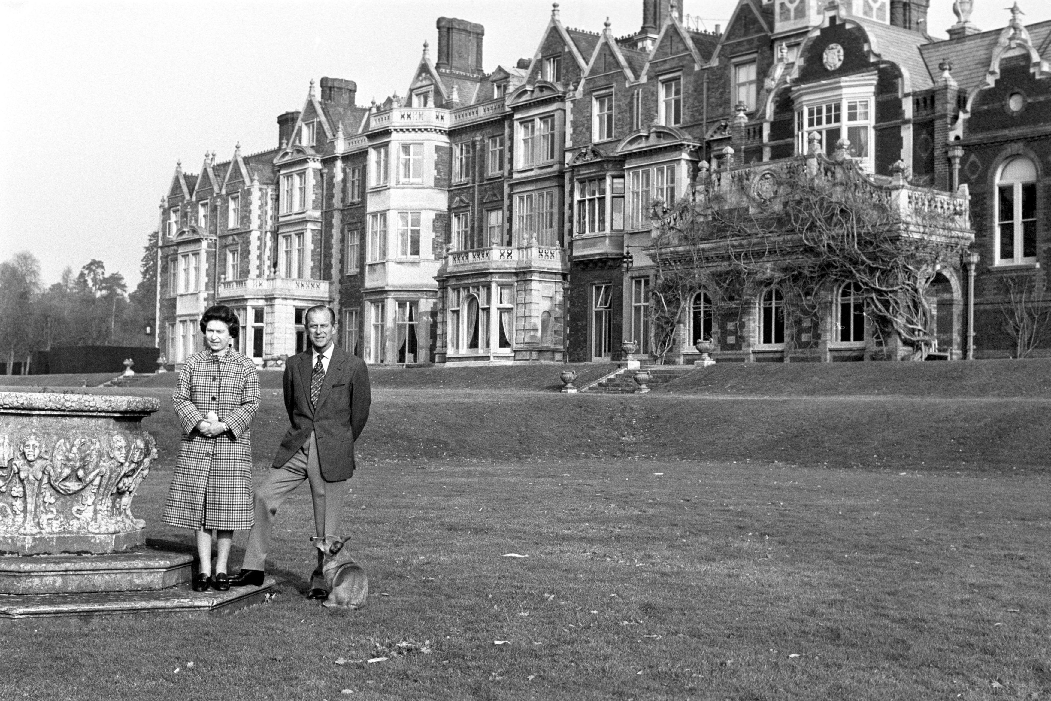 Elizabeth II e o marido, príncipe Philip, posam nos jardins da Sandringham House, em Norfolk, em 1982 • Ron Bell/PA/AP via CNN Newsource