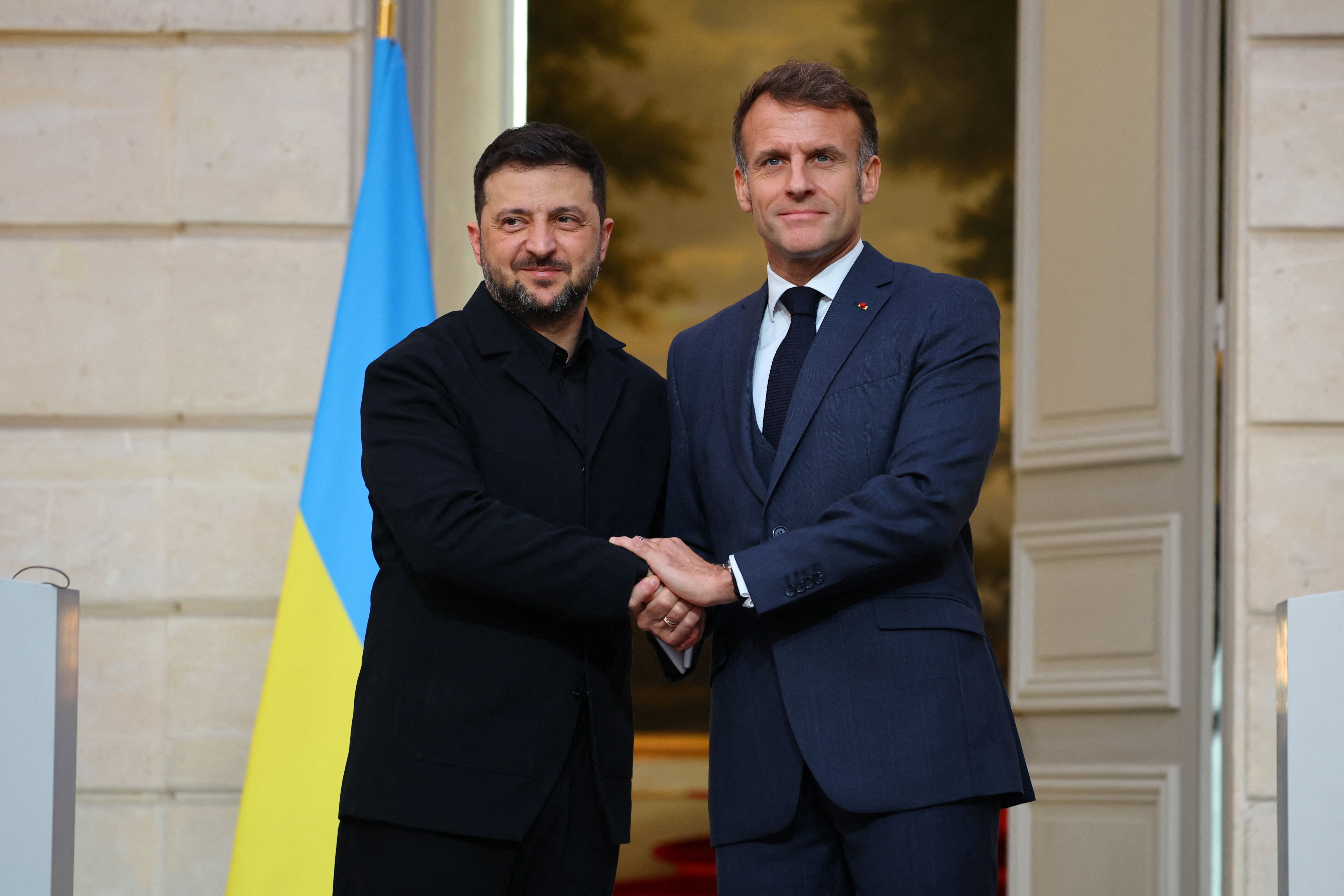 Emmanuel Macron e Volodymyr Zelenskiy em Paris
