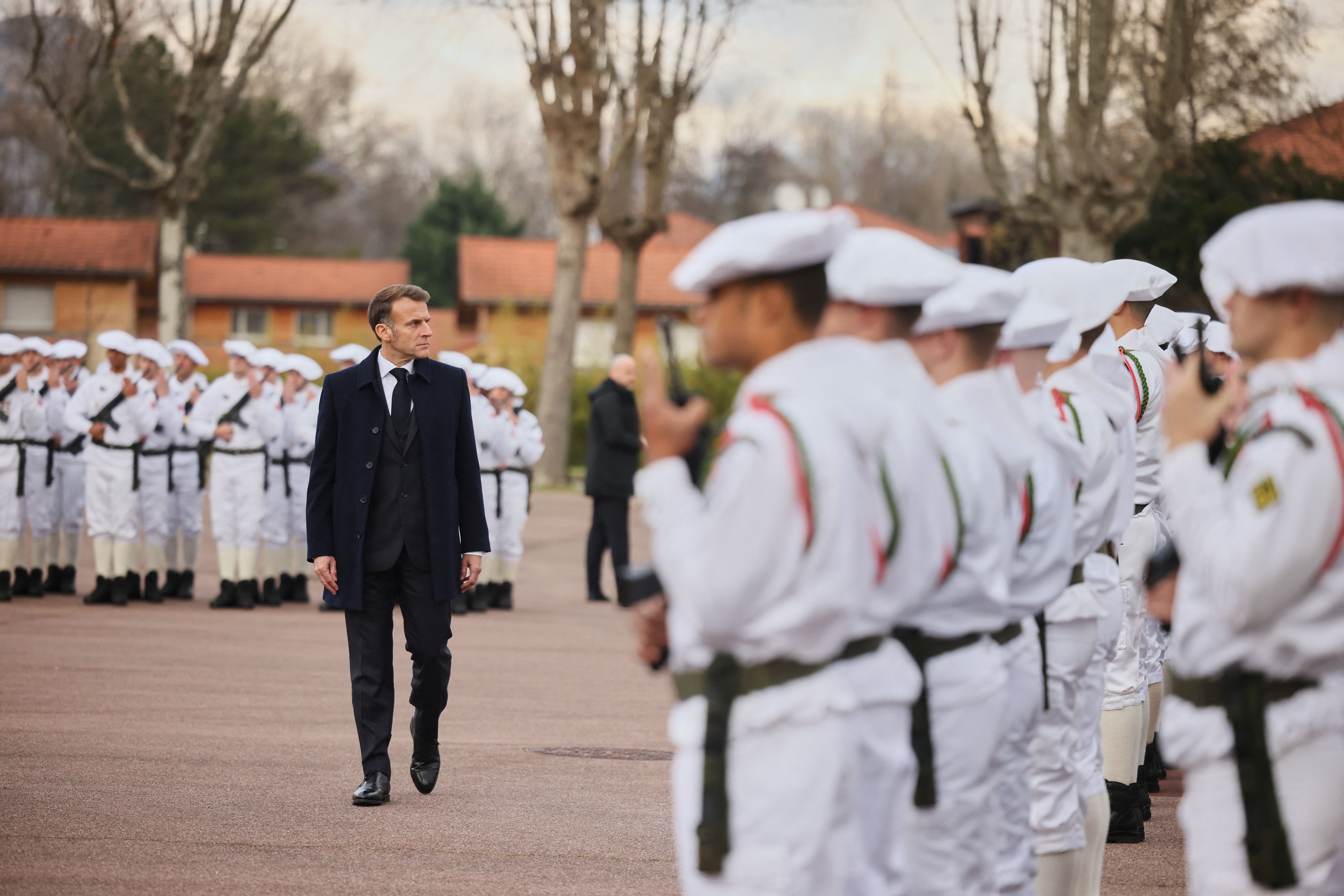 Emmanuel Macron em base militar em Varces