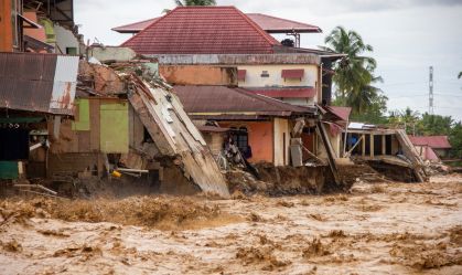 Número de mortos em enchentes na Indonésia sobe para 303