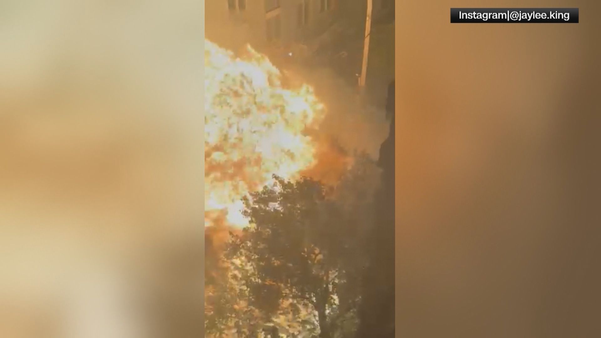 Enorme bola de fogo foi lançada ao céu após a explosão de um carro no Bronx, em Nova York