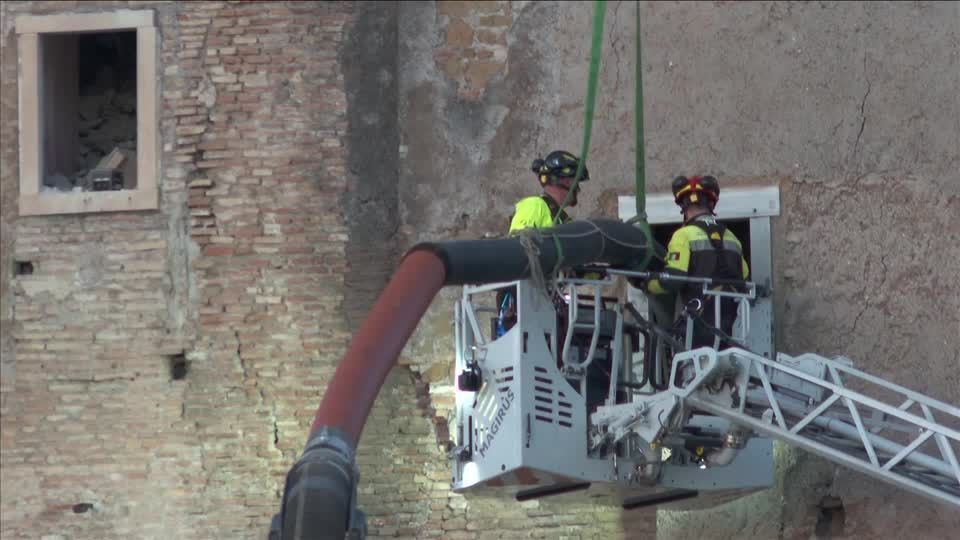 Equipes de resgate trabalham para retirar homem preso após desabamento parcial de torre em Roma