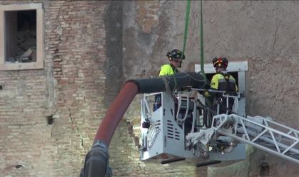 Homem morre após ficar 11 horas em escombros de torre que desabou em Roma