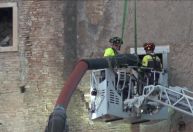 Homem morre após ficar 11 horas em escombros de torre que desabou em Roma