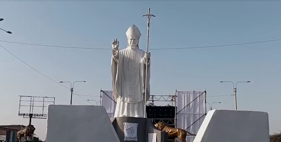 Estátua em homenagem ao papa Leão XVI • REUTERS