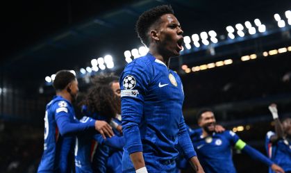 Estêvão faz golaço, e Chelsea vence Barcelona pela Champions League