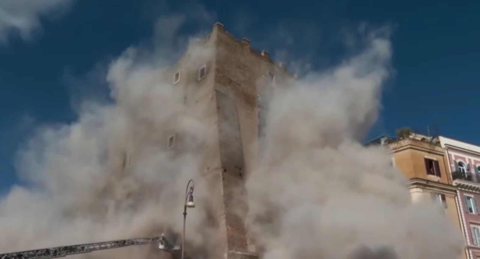 Estrutura de torre desaba em Roma, na Itália, perto do Coliseu