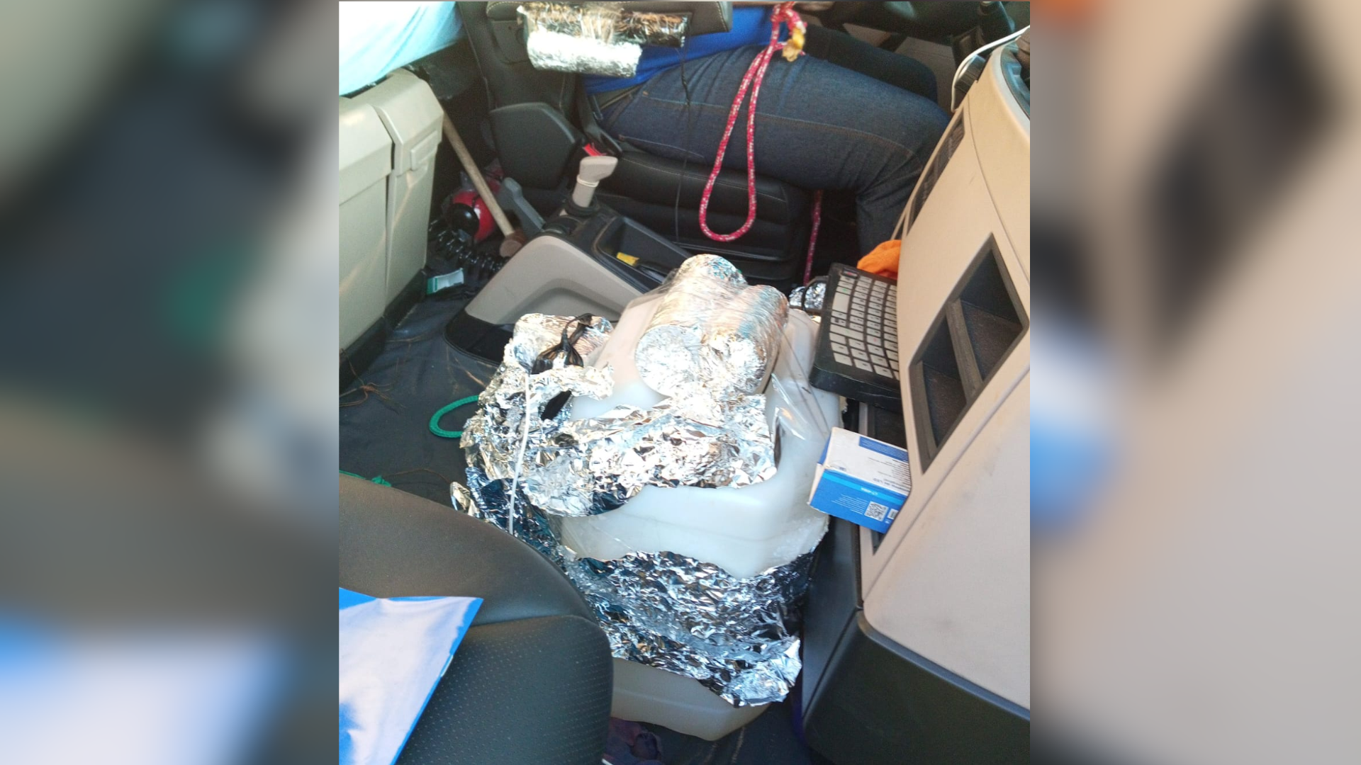 Rodoanel está interditado; motorista envolto em bombas