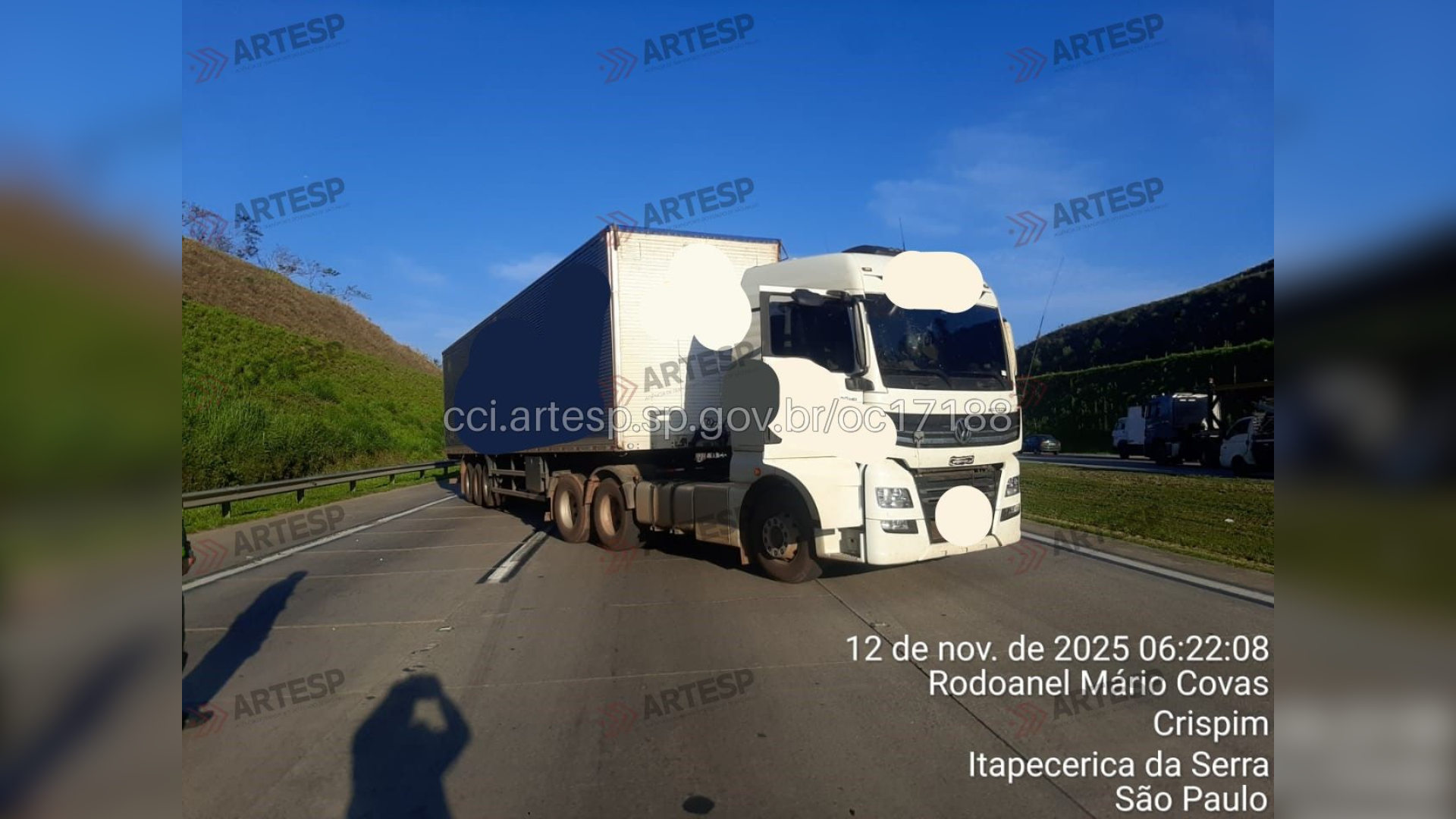 Rodoanel está interditado; motorista envolto em bombas