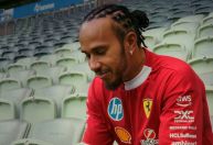 Hamilton recebe presente de Neymar antes do GP de São Paulo de Fórmula 1