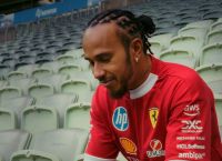 Hamilton recebe presente de Neymar antes do GP de São Paulo de Fórmula 1