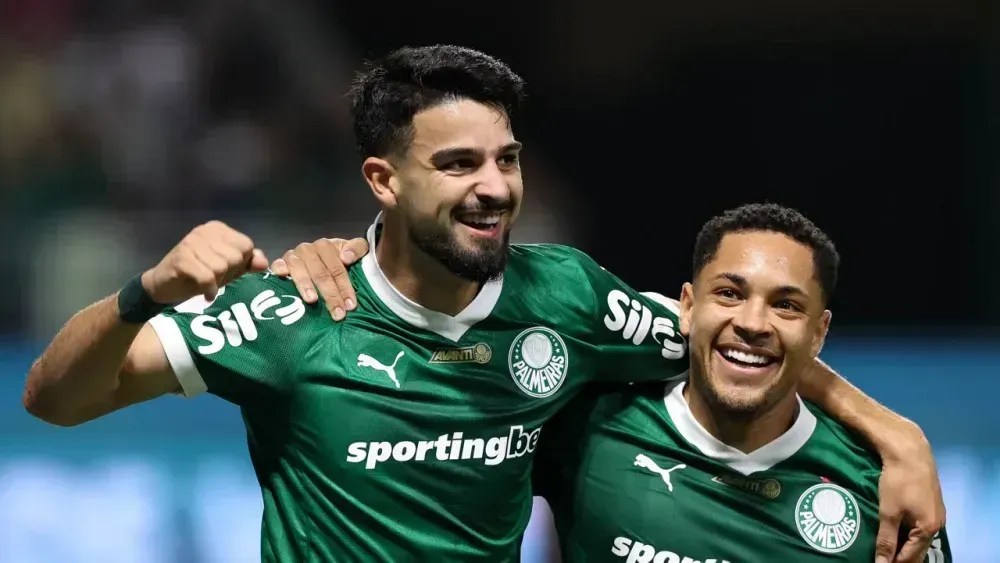 Flaco López e Vitor Roque, jogadores do Palmeiras