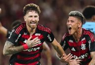 Em duelo agitado, Flamengo vence Santos e segue na cola do Palmeiras