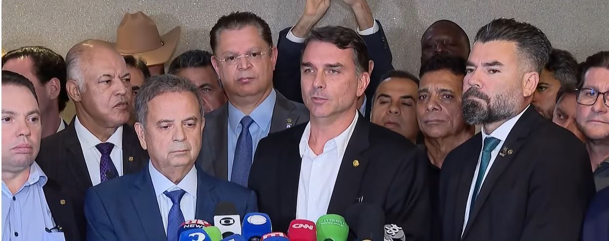 Flávio Bolsonaro em coletiva do PL