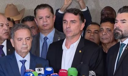 Flávio Bolsonaro em coletiva do PL