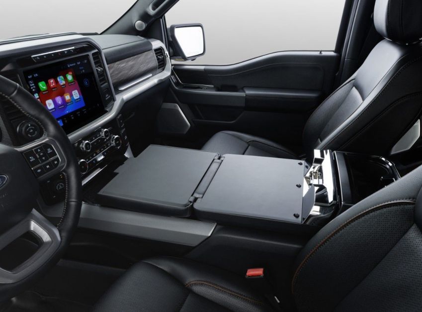 Alavanca retrátil se dobra facilmente, ao apertar de um botão, e deixa o espaço livre para o trabalho quando estacionada • Divulgação