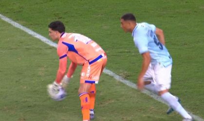 Carlos Vinicius foi astuto para roubar a bola do goleiro Brenno