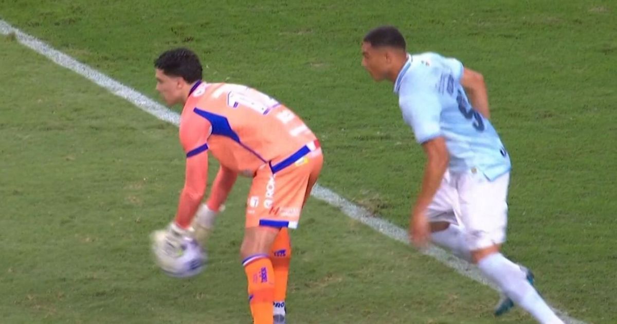 À la Fenômeno, Carlos Vinícius marca após goleiro do Fortaleza falhar; veja