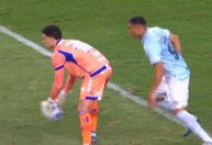 À la Fenômeno, Carlos Vinícius marca após goleiro do Fortaleza falhar; veja