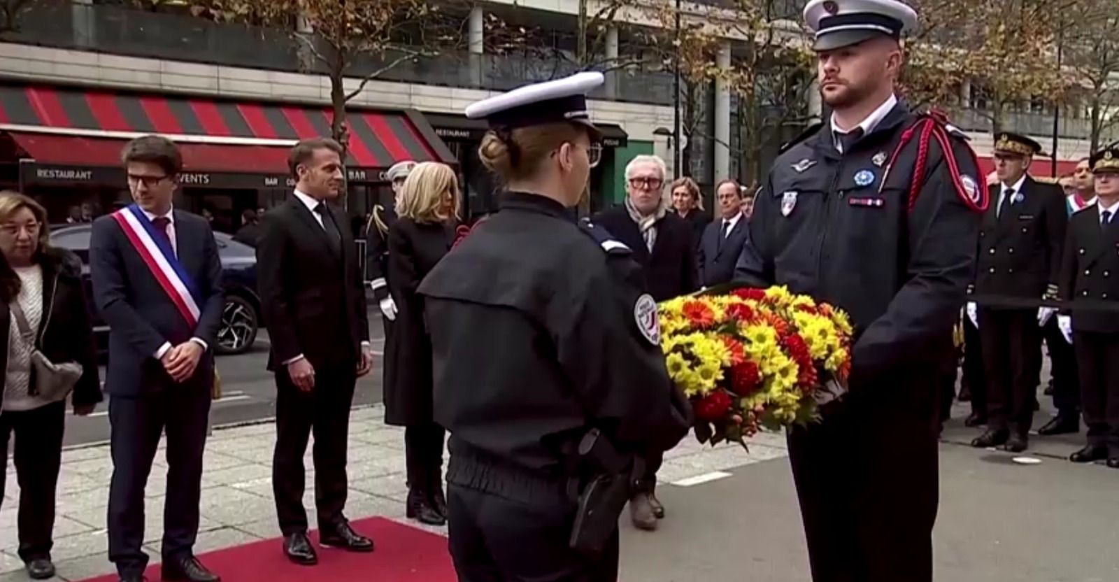 França homenageia vítimas dos ataques do Estado Islâmico em Paris após dez anos