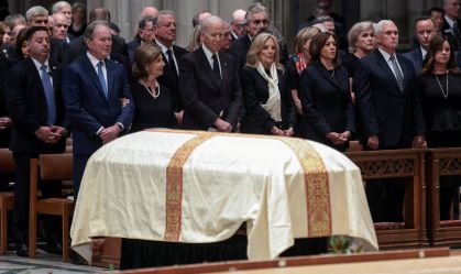 Os ex-presidentes dos EUA George W. Bush e Joe Biden, as ex-primeiras-damas dos EUA Laura Bush e Jill Biden, os ex-vice-presidentes dos EUA Kamala Harris e Mike Pence e a ex-segunda-dama dos EUA Karen Pence no funeral do ex-vice-presidente dos EUA Dick Che