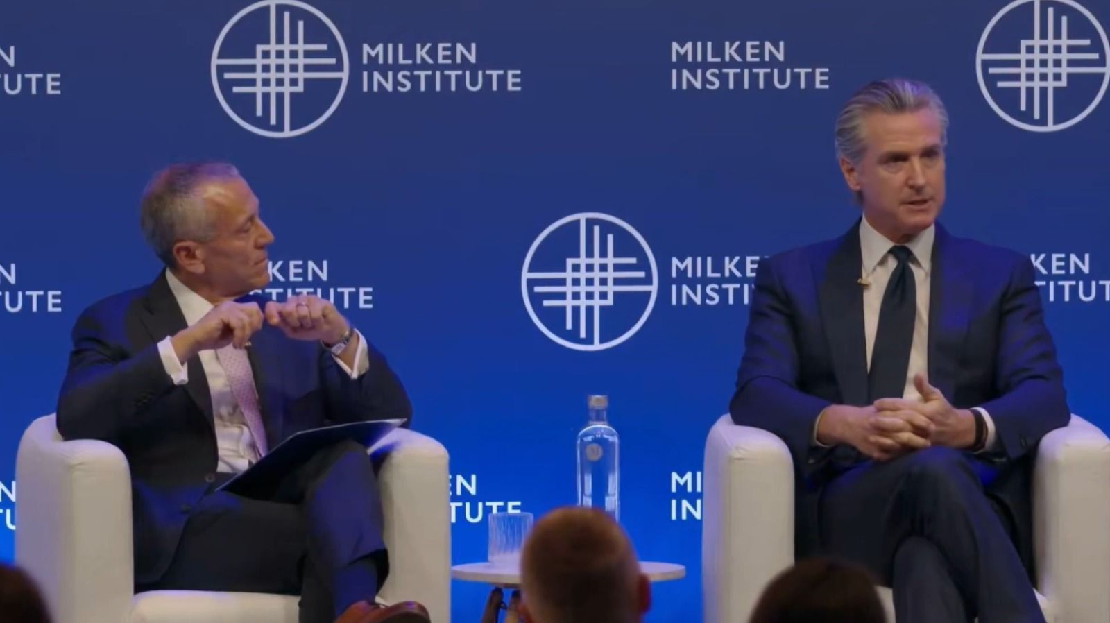 Gavin Newsom em simpósio para investidores em São Paulo em 10/11/25