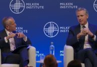 Governador da Califórnia critica tarifas de Trump ao Brasil: "É vergonhoso"