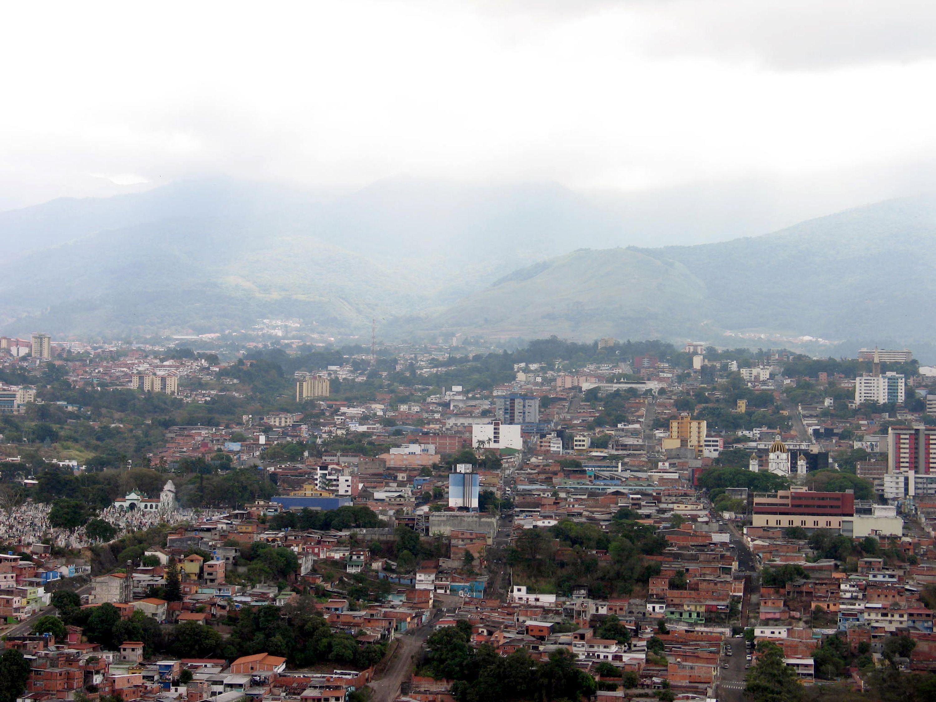 A cidade de San Cristóbal, na Venezuela, perto da fronteira com a Colômbia, mostrada em 9 de março de 2008, sofreu uma onda de sequestros pelas mãos dos grupos guerrilheiros FARC (Forças Armadas Revolucionárias da Colômbia) e ELN (Exército de Libertação Nacional), que muitos dizem operar nas montanhas nos arredores da cidade. • Jack Chang/MCT/Tribune News Service via Getty Images