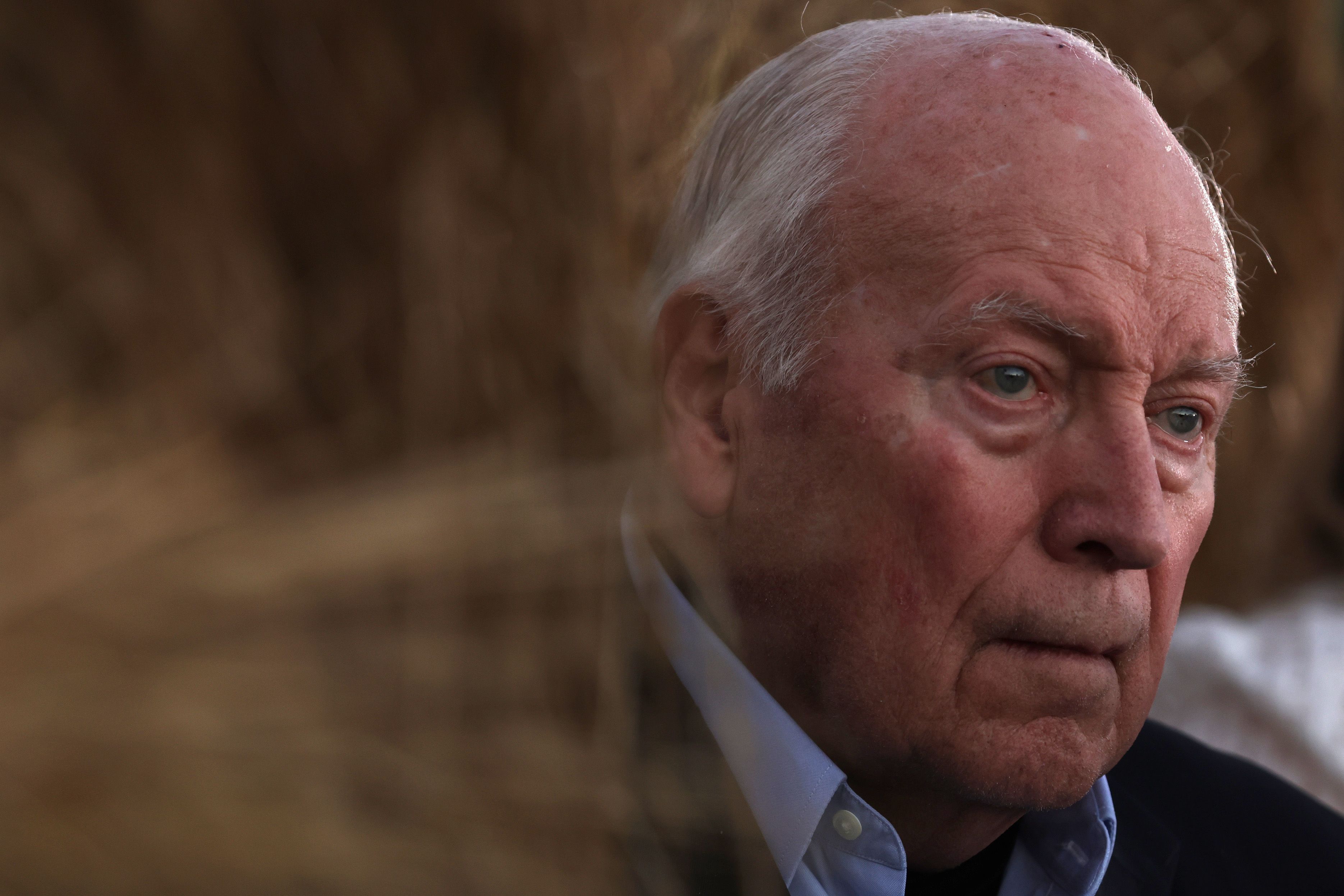 O ex-vice-presidente dos EUA, Dick Cheney, pai da deputada Liz Cheney (republicana pelo Wyoming), ouve o discurso da filha durante um evento na noite das primárias, em 16 de agosto de 2022, em Jackson, Wyoming