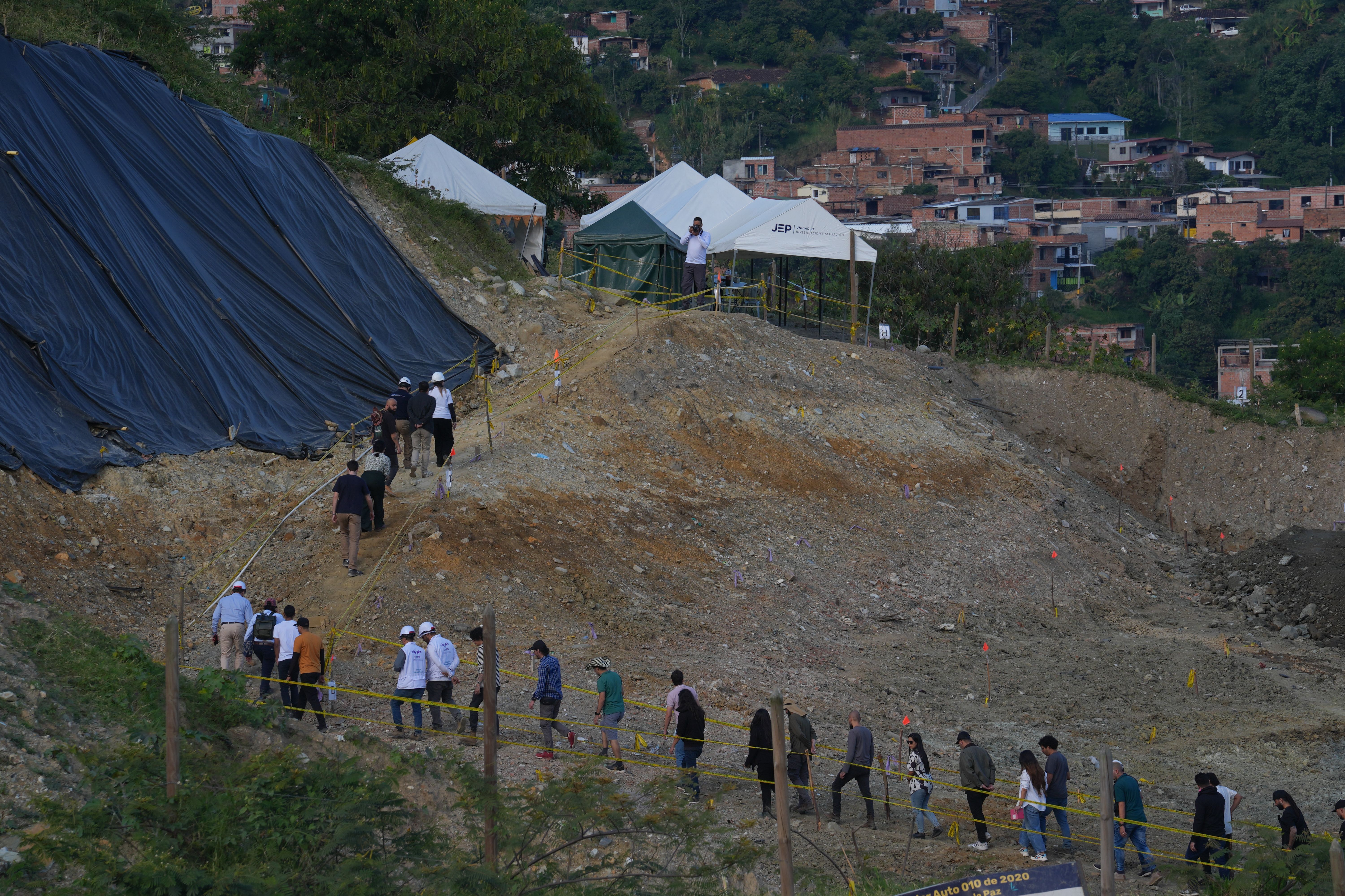 Operações de busca por restos mortais de desaparecidos do conflito armado colombiano, em La Escombrera, Comuna 13, Medellín, em 23 de janeiro de 2025. Apesar dos avanços após 22 anos, autoridades e familiares de vítimas dizem que ainda há muito trabalho a ser feito. • Juancho Torres/Anadolu via Getty Image