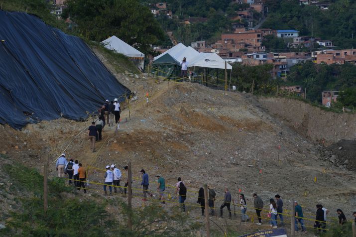 Operações de busca por restos mortais de desaparecidos do conflito armado colombiano, em La Escombrera, Comuna 13, Medellín, em 23 de janeiro de 2025. Apesar dos avanços após 22 anos, autoridades e familiares de vítimas dizem que ainda há muito trabalho a ser feito. • Juancho Torres/Anadolu via Getty Image