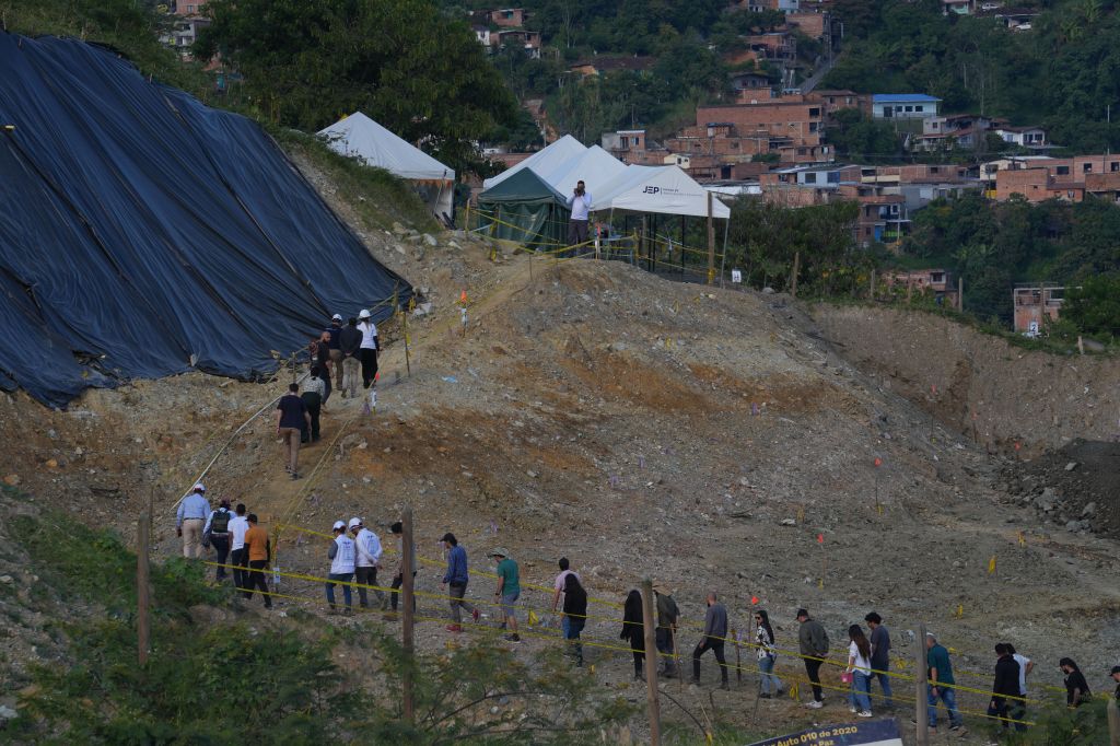 Operações de busca por restos mortais de desaparecidos do conflito armado colombiano, em La Escombrera, Comuna 13, Medellín, em 23 de janeiro de 2025. Apesar dos avanços após 22 anos, autoridades e familiares de vítimas dizem que ainda há muito trabalho a ser feito.