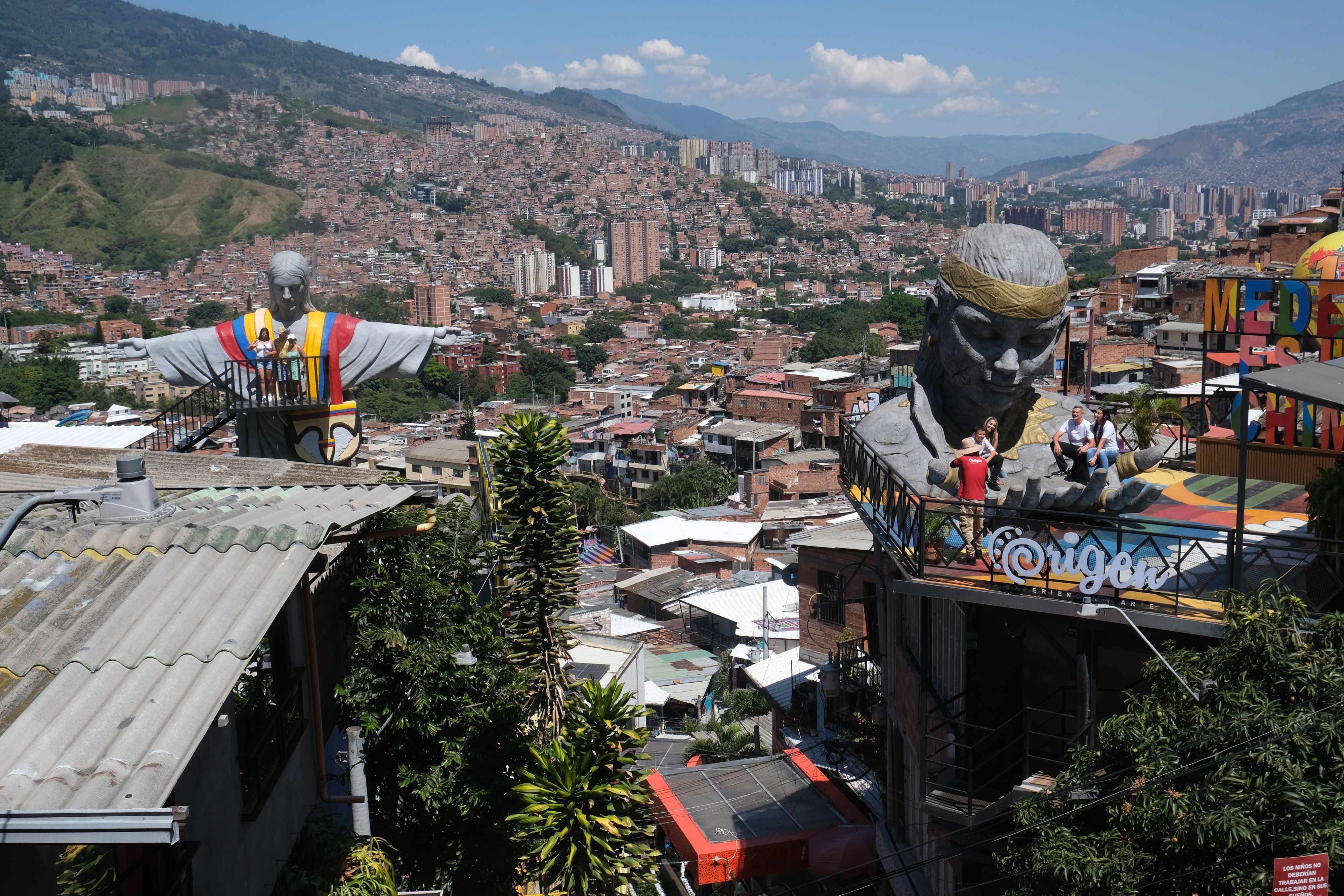 A Comuna 13 de Medellín, na Colômbia, se transformou de um local marcado pela violência em um farol de mudança e transformação social graças à resiliência de seus moradores e à expressão artística.