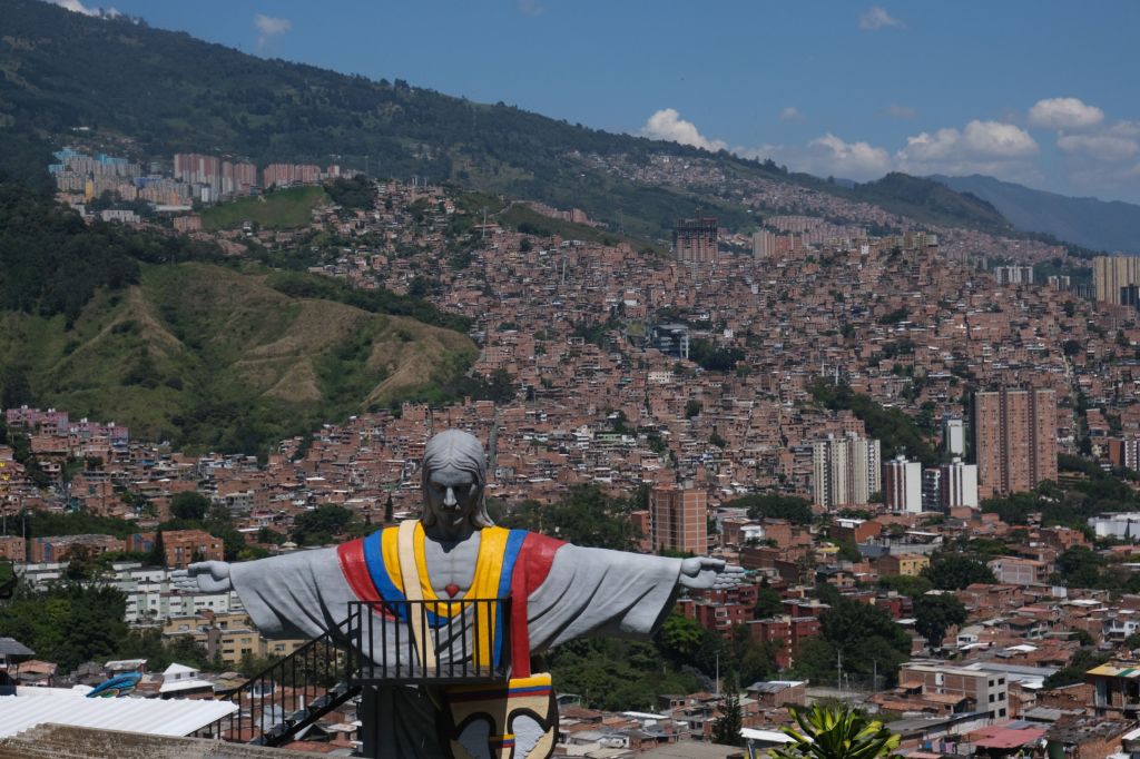 Uma estátua de 11 metros de altura de Jesus Cristo vestindo um poncho, chamada "Cristo Redentor Paisa", no meio da Comuna 13, na favela de Medellín, Colômbia, em 21 de janeiro de 2023.