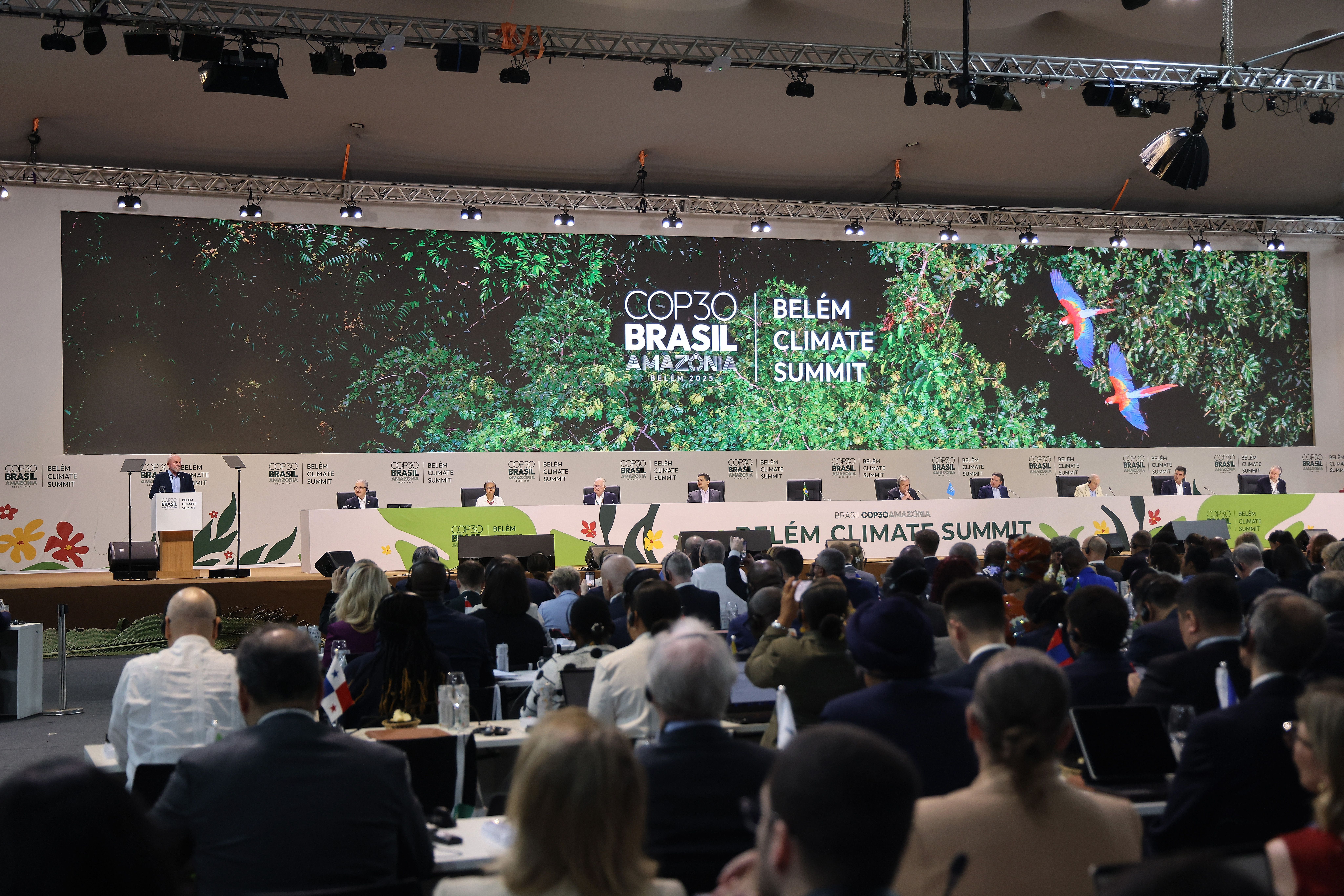 O presidente Luiz Inácio Lula da Silva discursa durante a cerimônia de abertura da "Cúpula do Clima de Belém", parte da COP30 Brasil Amazônia 2025, em Belém.