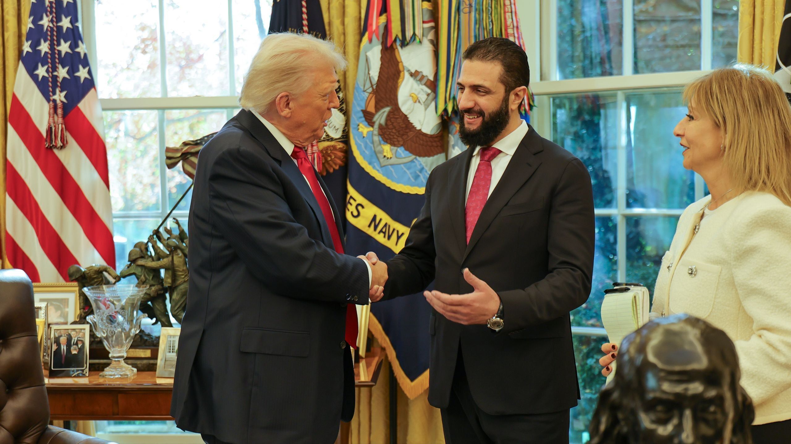 O presidente dos Estados Unidos, Donald Trump, se reúne com o presidente sírio, Ahmed al-Sharaa, na Casa Branca, em Washington DC, em 10 de novembro de 2025. • Syrian Presidency/Anadolu via Getty Images