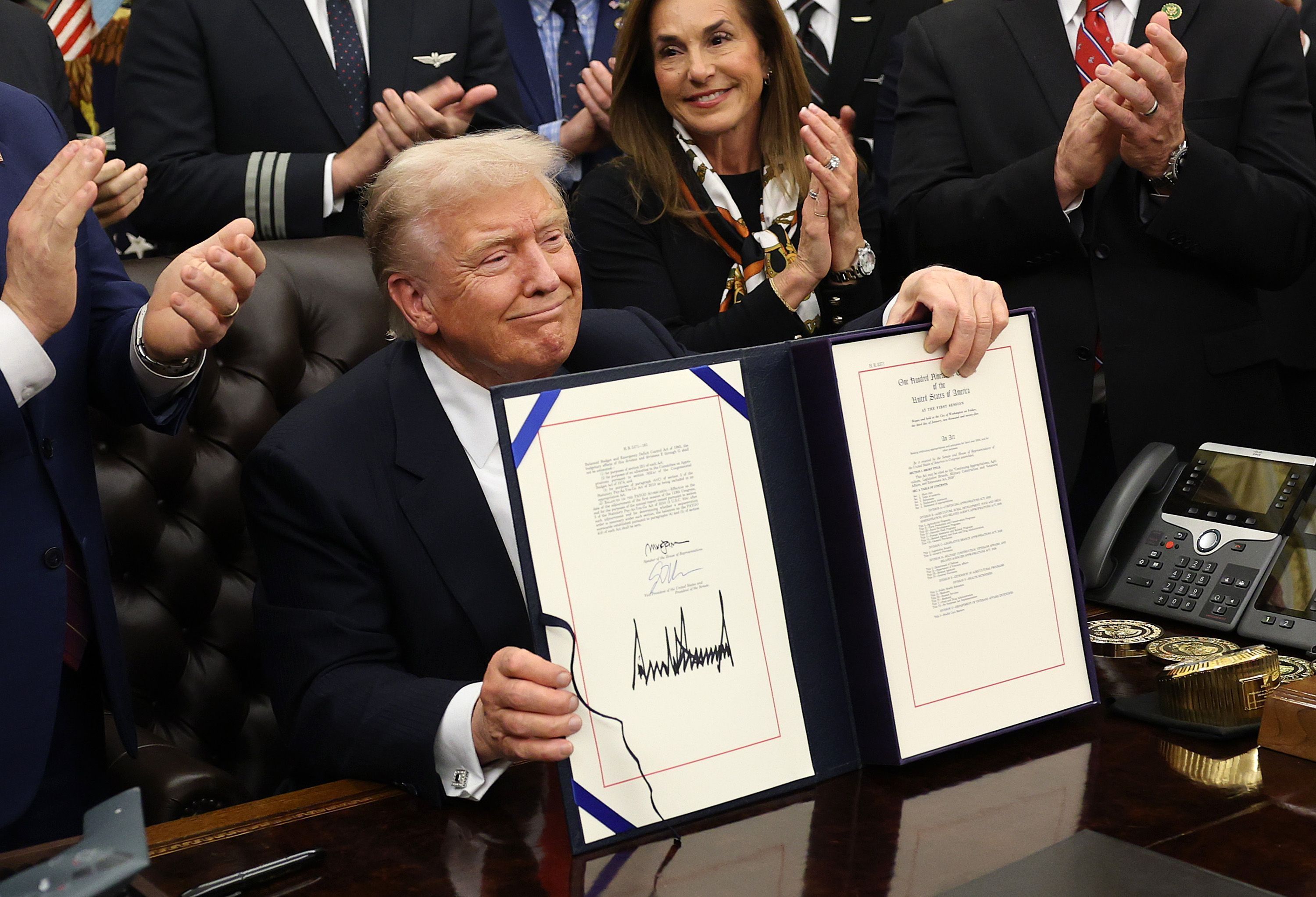 O presidente dos EUA, Donald Trump, sanciona a legislação de financiamento para reabrir o governo federal