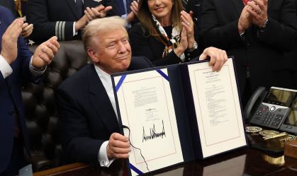 Trump simplifica a política e atribui falhas ao inimigo, diz especialista