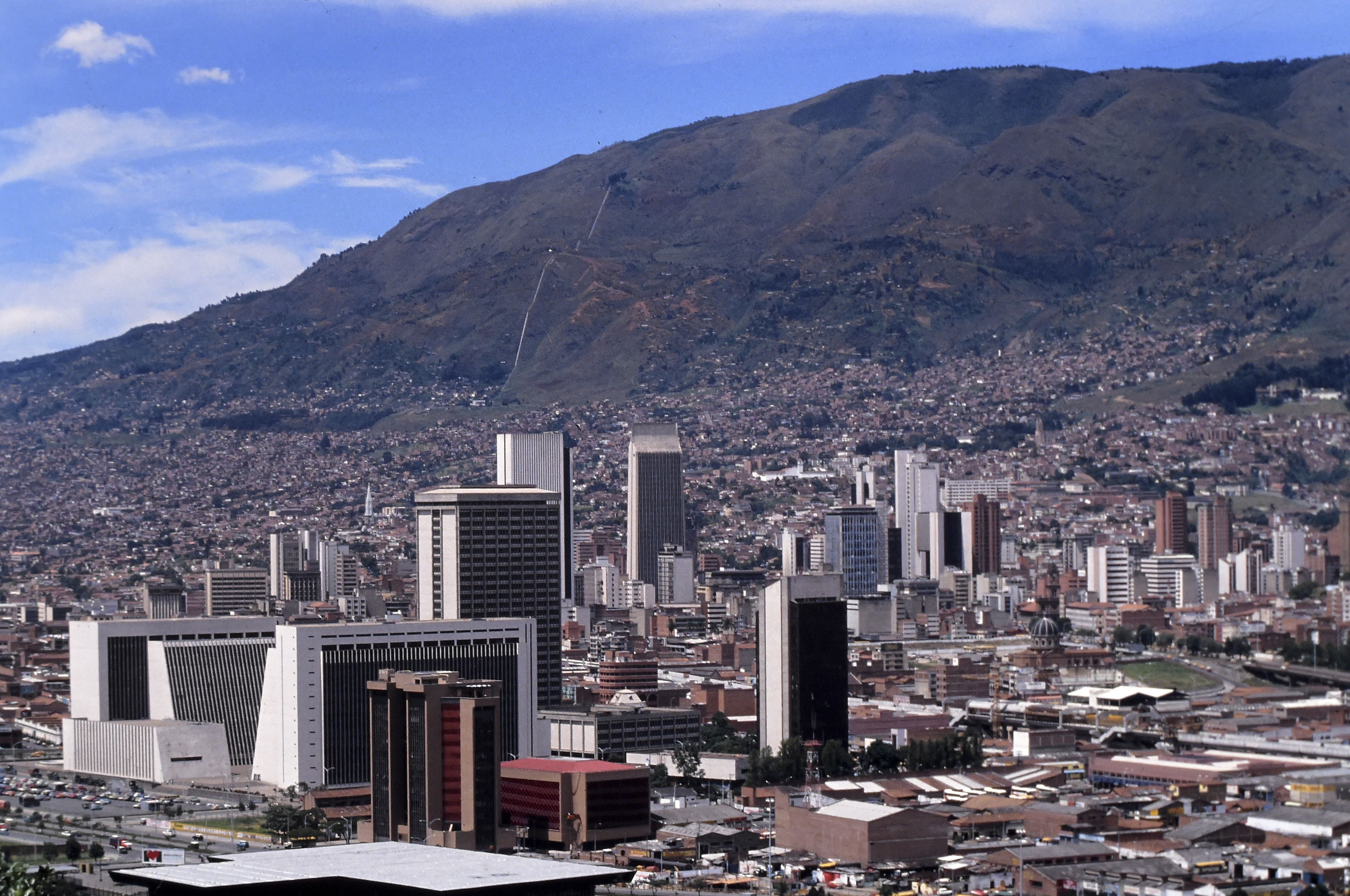 A cidade de Medellín em setembro de 1989, Colômbia. • Eric VANDEVILLE/Gamma-Rapho via Getty Images