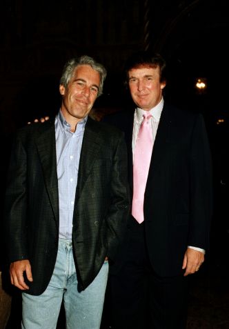 Portrait of American financier Jeffrey Epstein (left) and real estate developer Donald Trump as they pose together at the Mar-a-Lago estate, Palm Beach, Florida on February 22, 1997. (Photo by Davidoff Studios/Getty Images) • reprodução